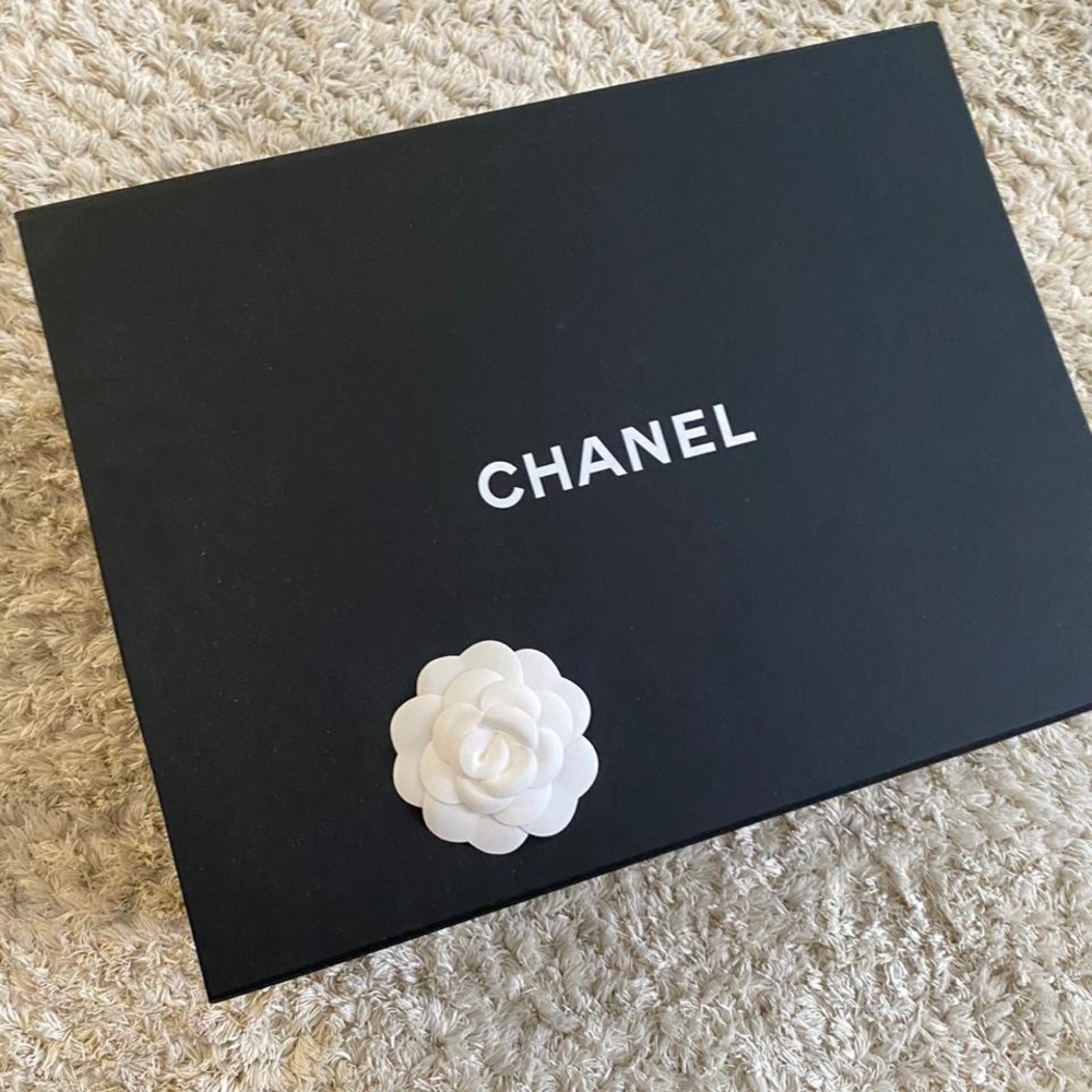 Chanel Medium Boy Bag - Picture 6 of 16